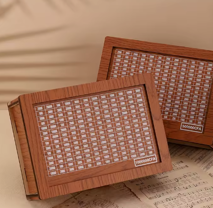Tirelire Personnalisée en Bois pour FCFA – Boîte à Économies Élégante, Cadeau et Décoration Maison